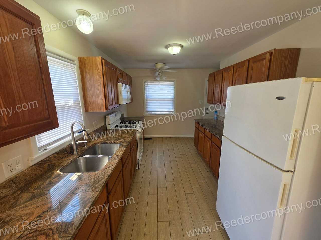 6945 Northcote Ave - Photo 5 of 14