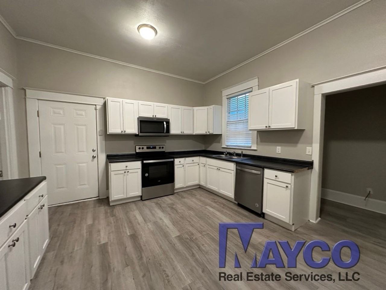 442 Robinson Pl - Photo 2 of 11