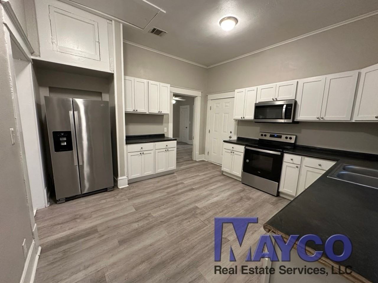442 Robinson Pl - Photo 3 of 11