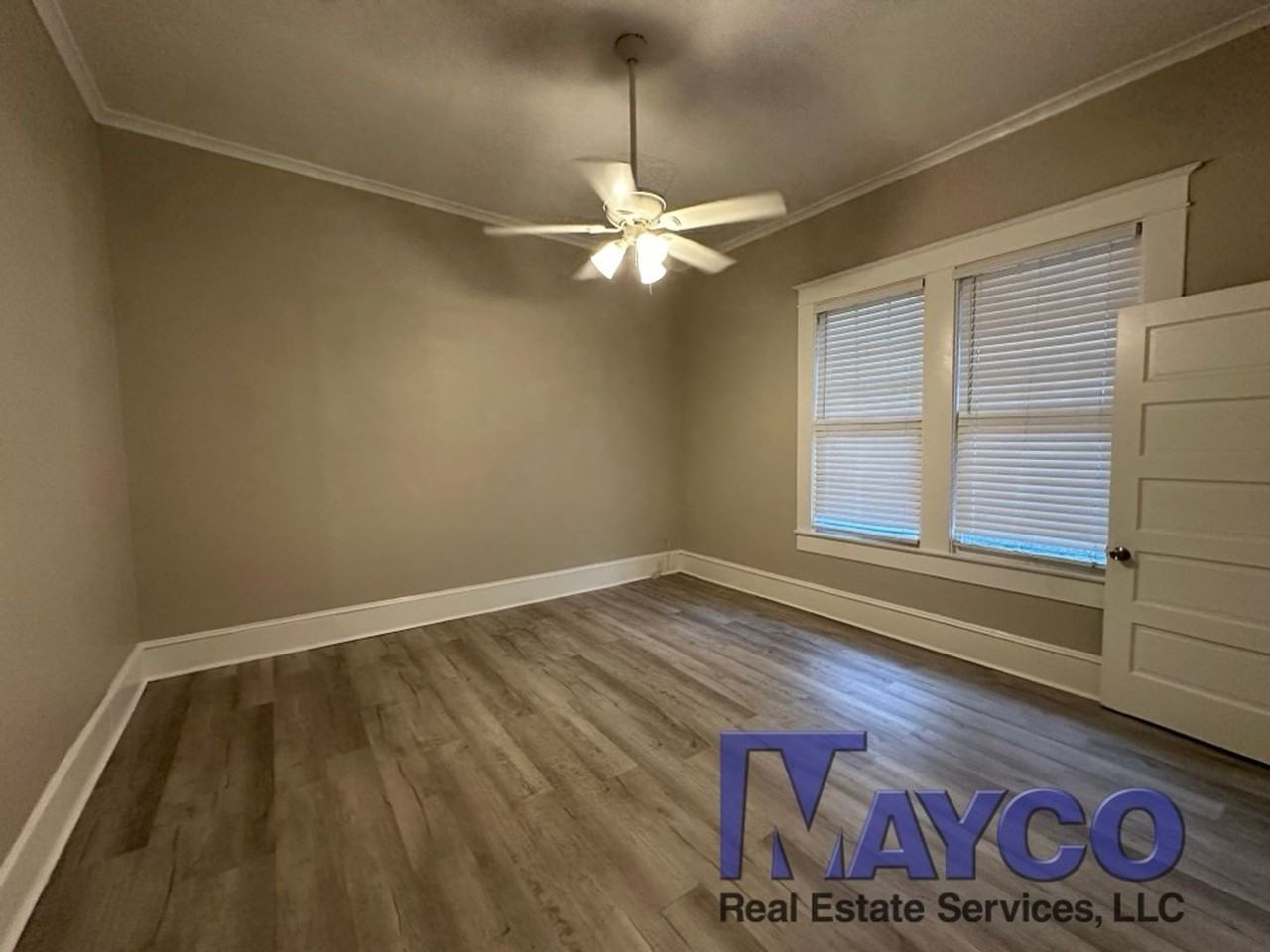 442 Robinson Pl - Photo 4 of 11