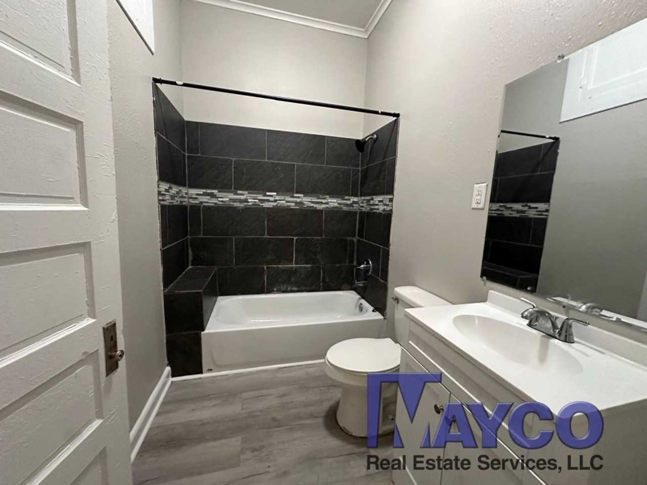 442 Robinson Pl - Photo 5 of 11