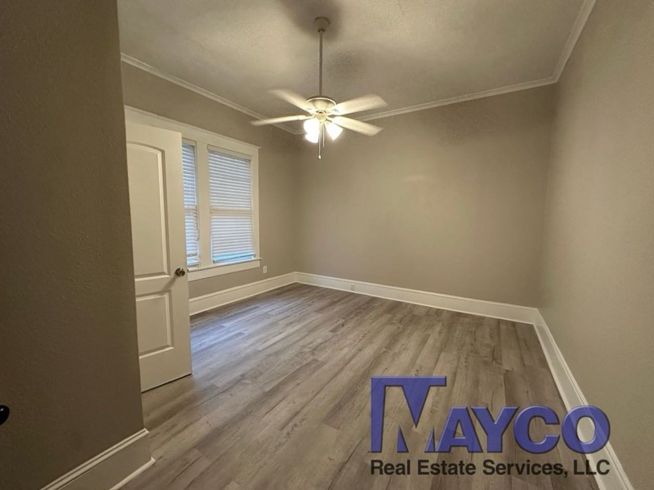 442 Robinson Pl - Photo 6 of 11