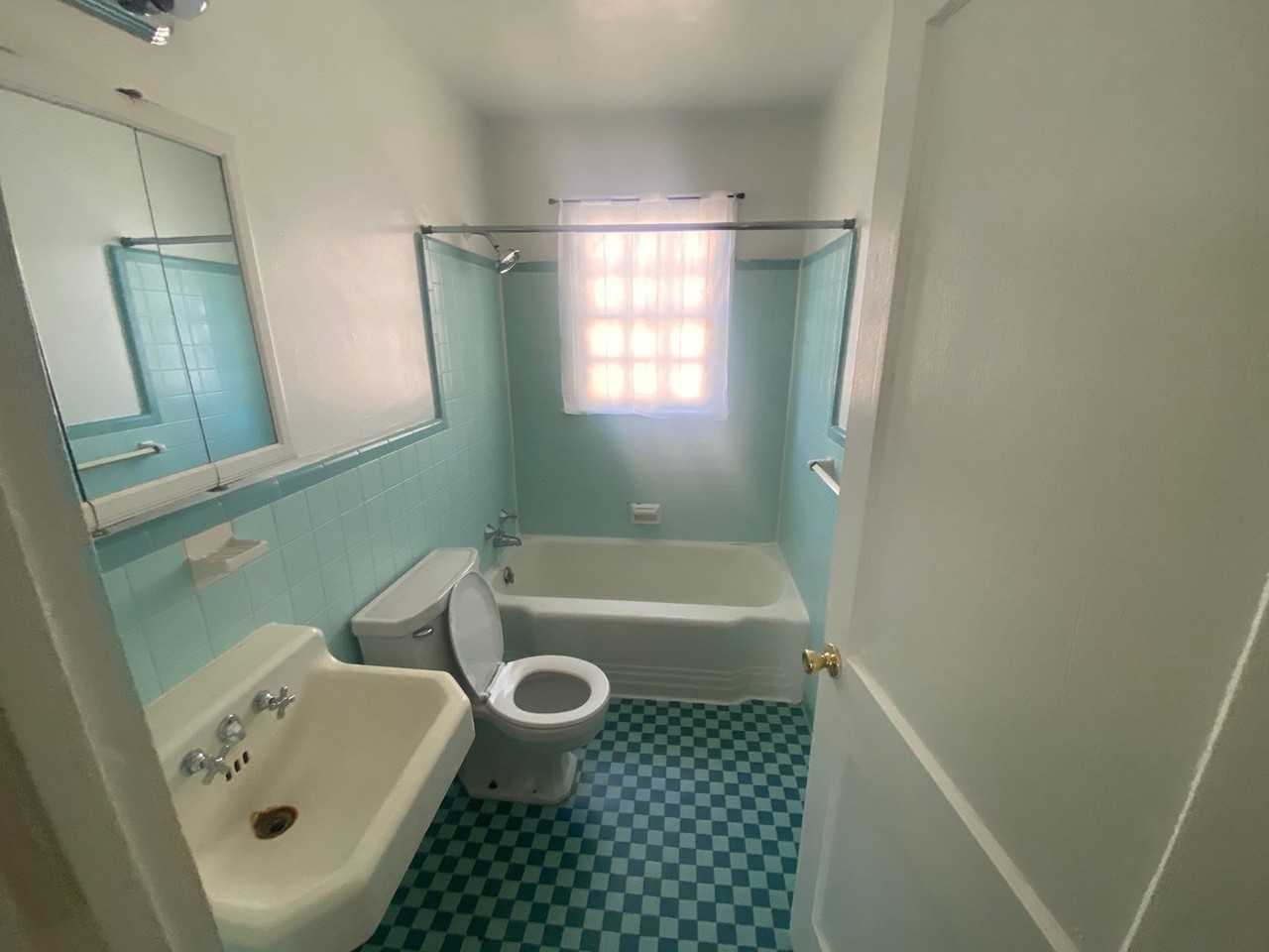 2600 Spring Garden St - Photo 5 of 7