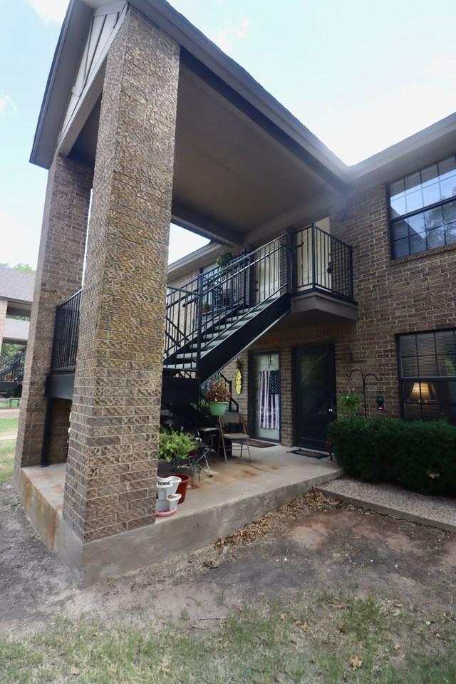 511 W Oak St - Photo 2 of 15