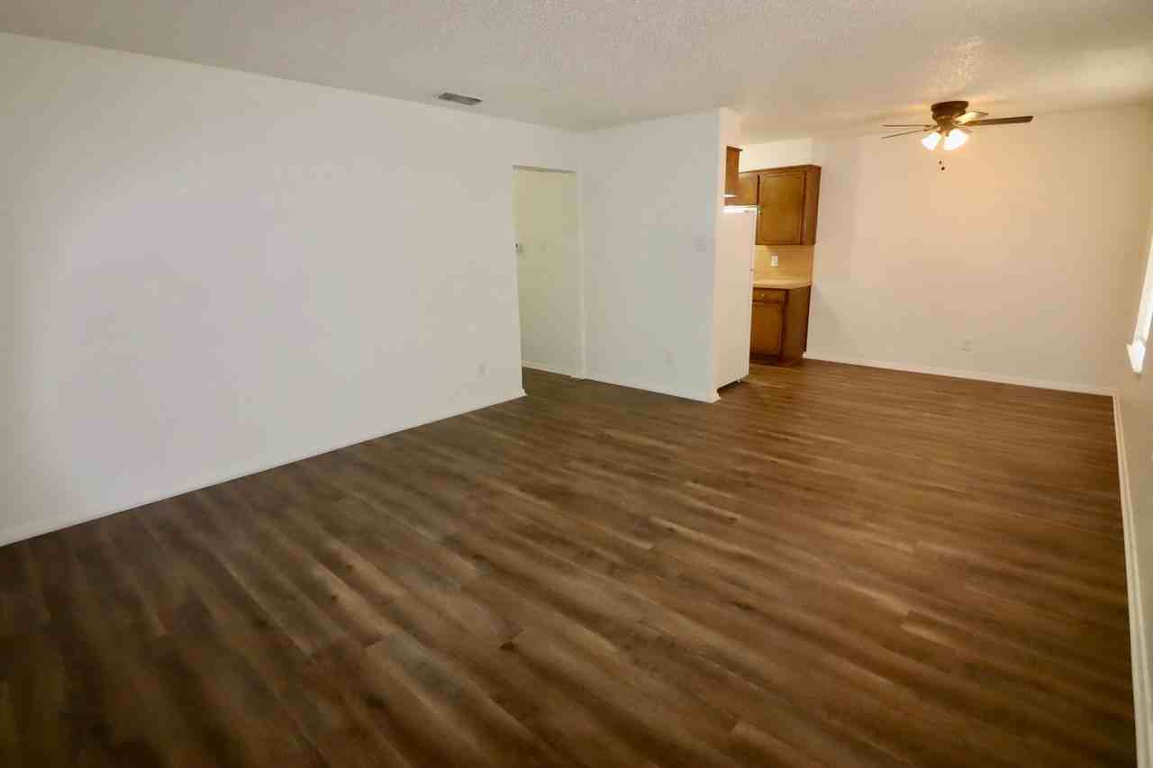 511 W Oak St - Photo 4 of 15