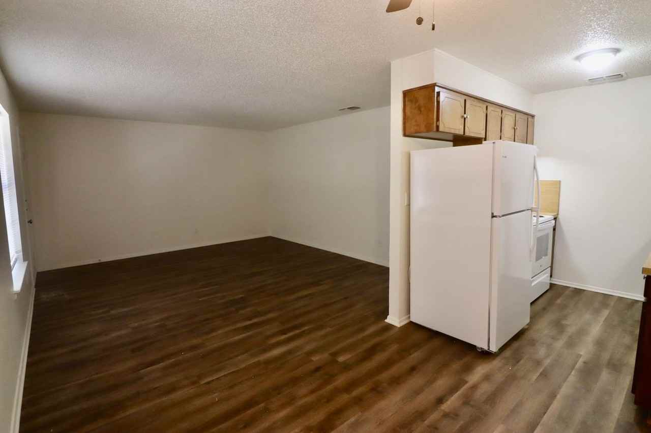 511 W Oak St - Photo 5 of 15