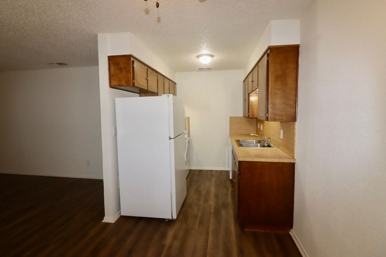 511 W Oak St - Photo 7 of 15
