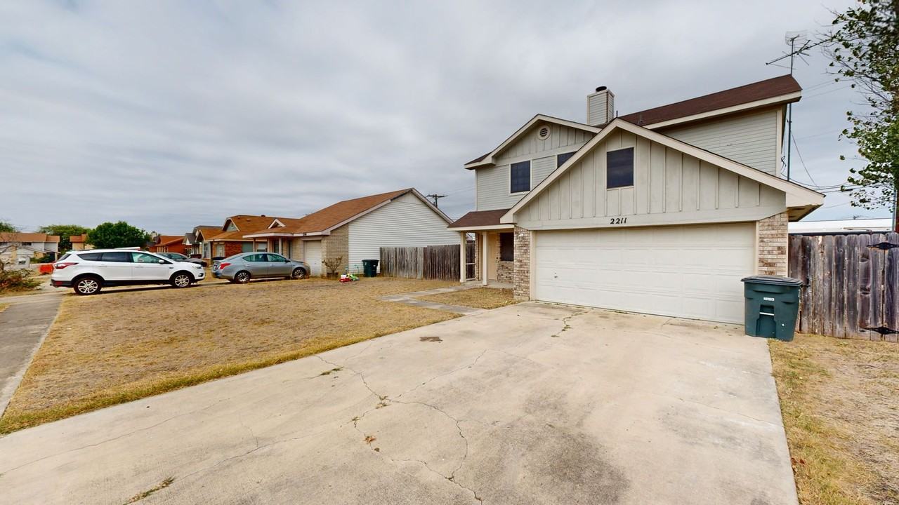 2211 Hilltop Loop - Photo 4 of 23