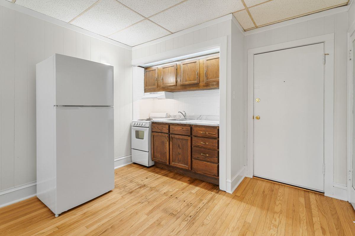 1440 W Howard St - Photo 2 of 11