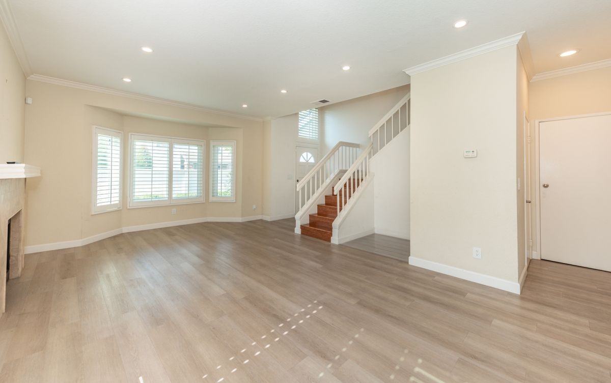 166 Greenmoor - Photo 2 of 3