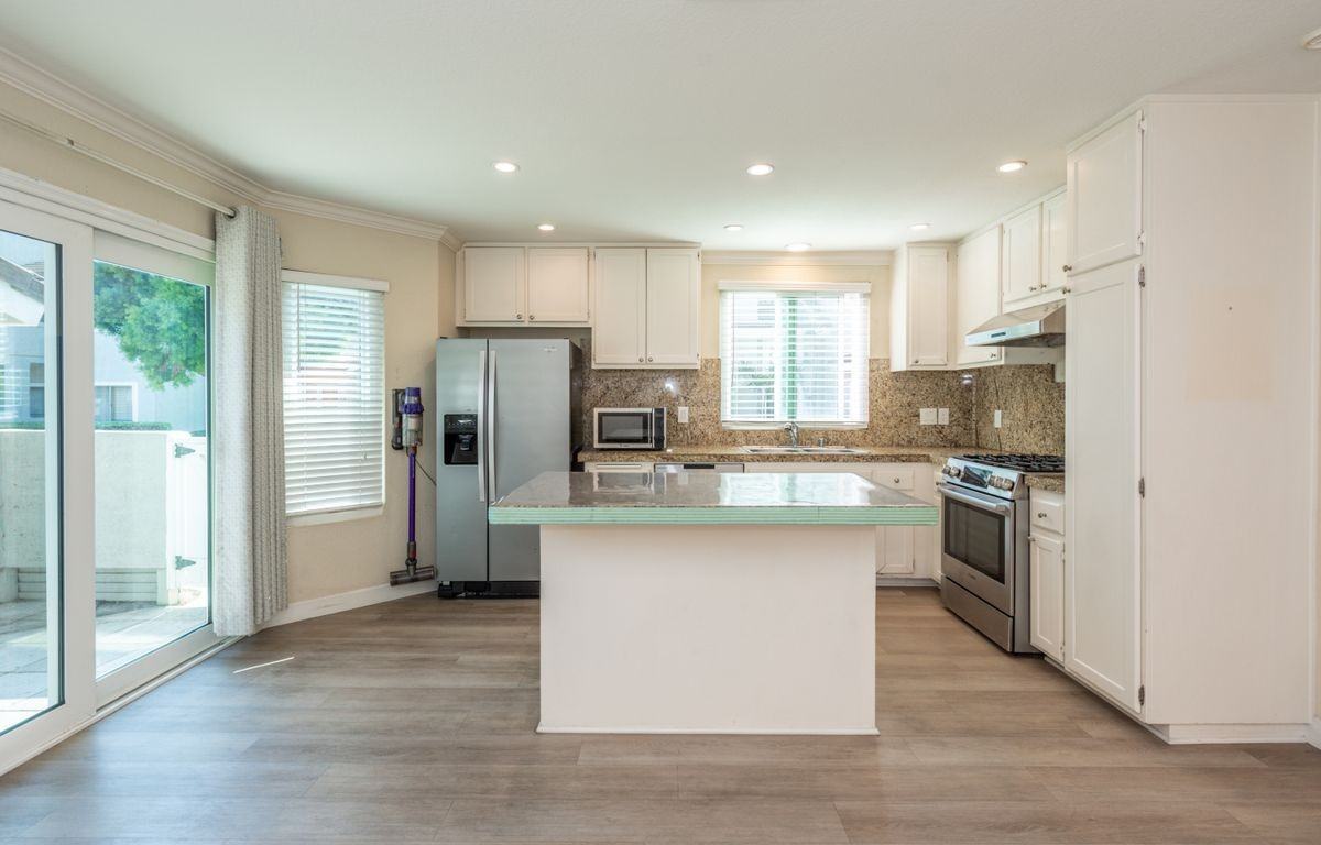 166 Greenmoor - Photo 3 of 3