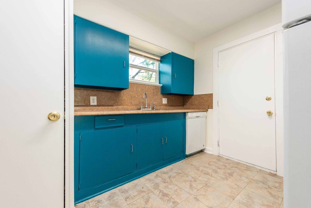 1013 E 10th St - Photo 2 of 11