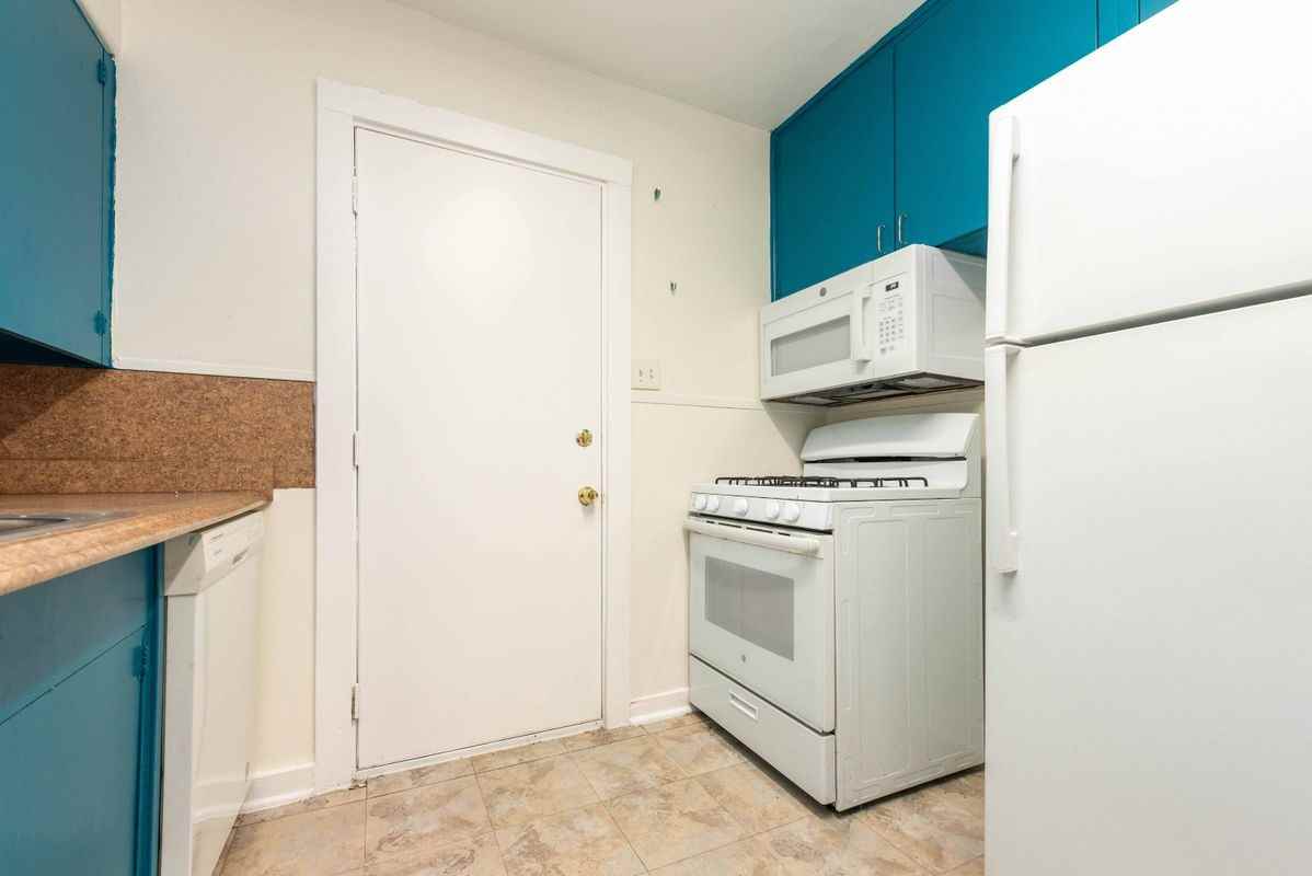 1013 E 10th St - Photo 4 of 11