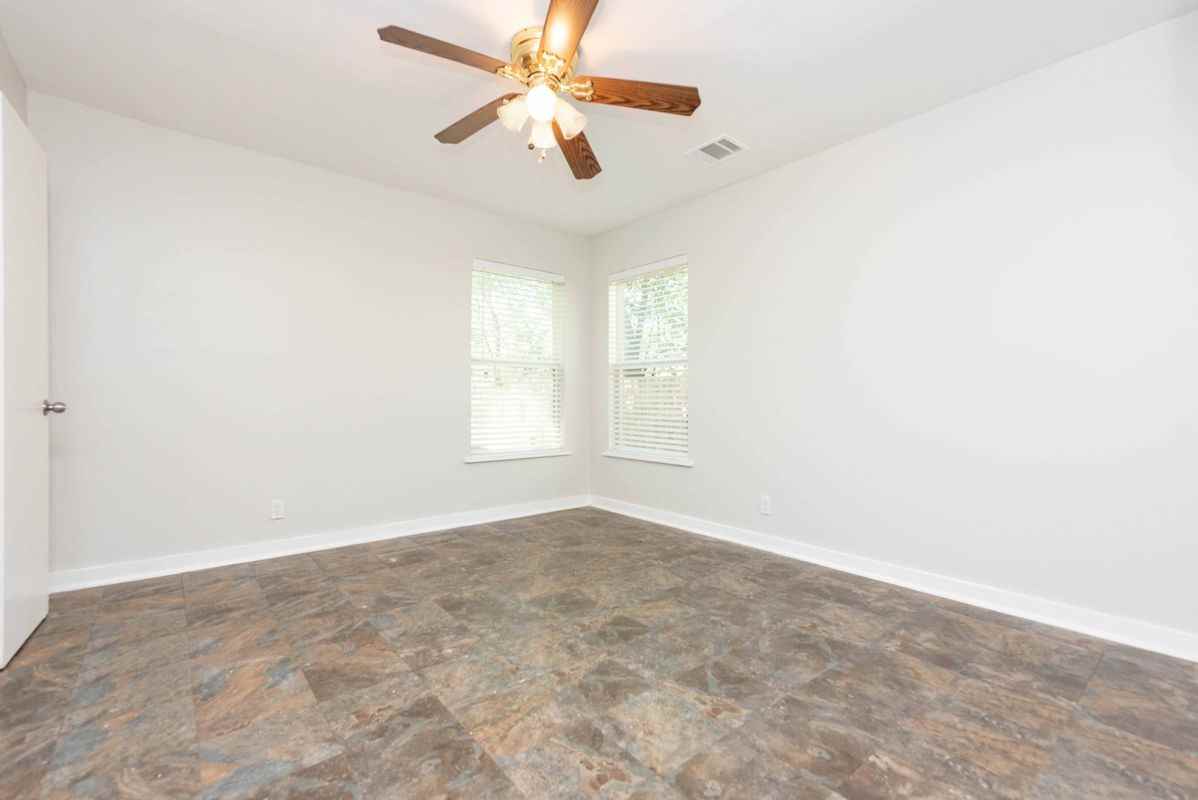 1013 E 10th St - Photo 7 of 11