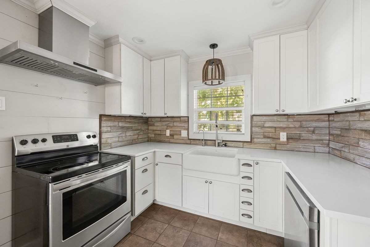 1036 Jackson St - Photo 2 of 22