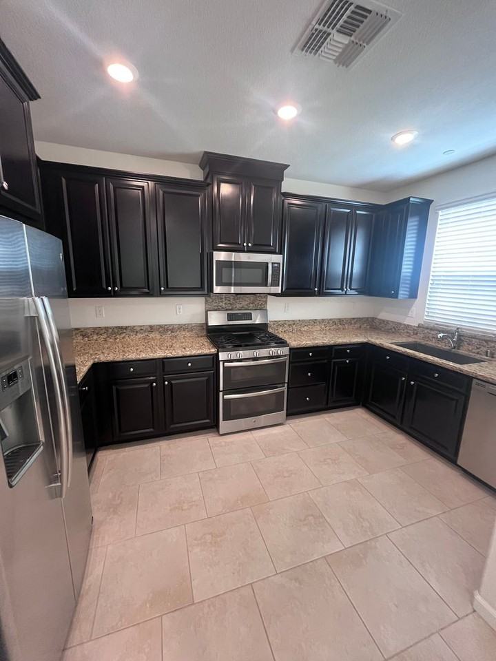 1021 Chapelhill Ln - Photo 2 of 16