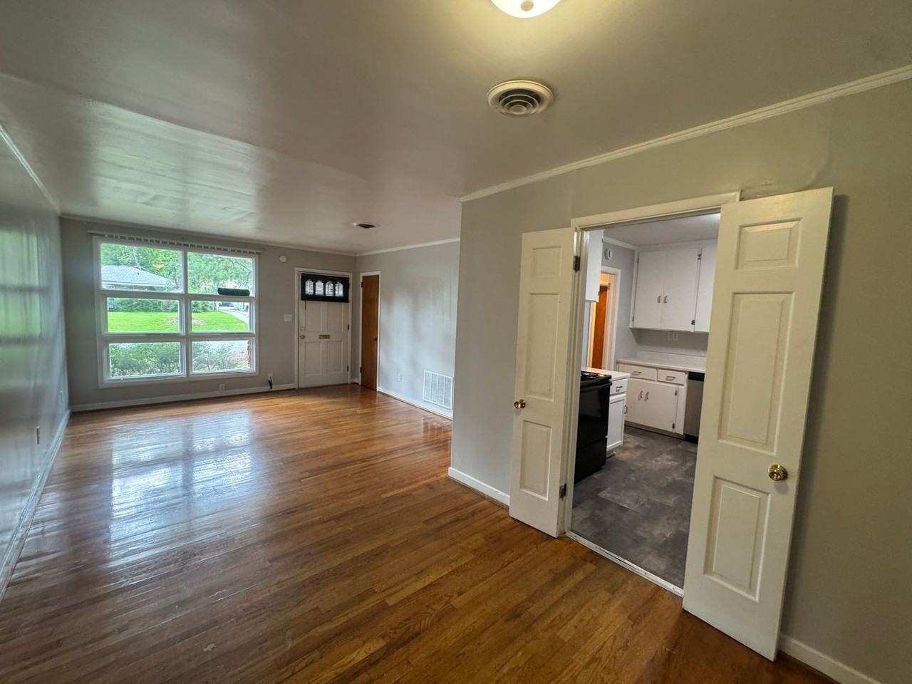 1143 Lakewood Dr - Photo 3 of 22