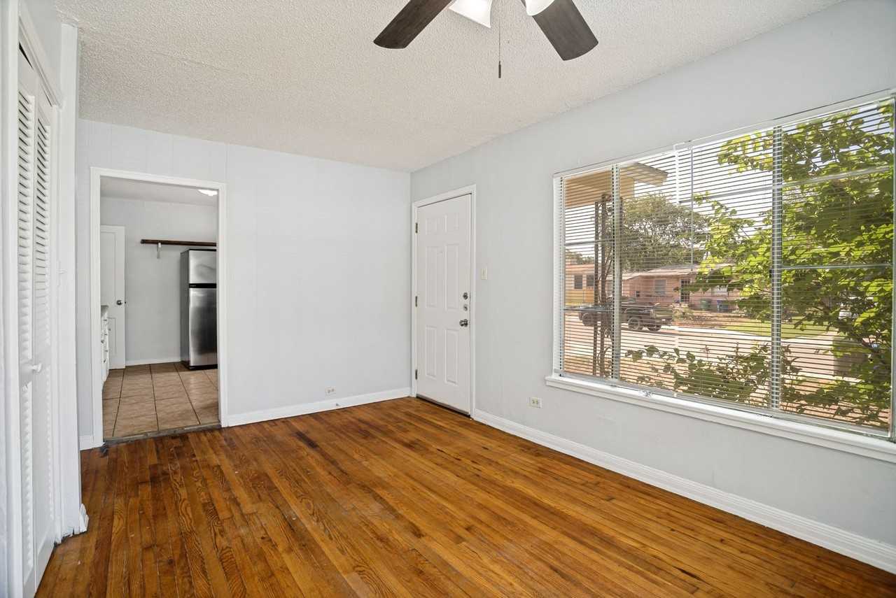 2514 Waverly Ave - Photo 5 of 25