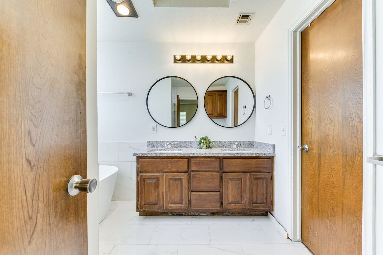 1829 Courtney Ln - Photo 3 of 21