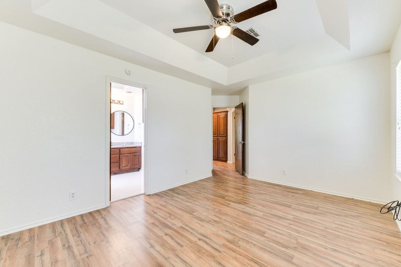 1829 Courtney Ln - Photo 4 of 21