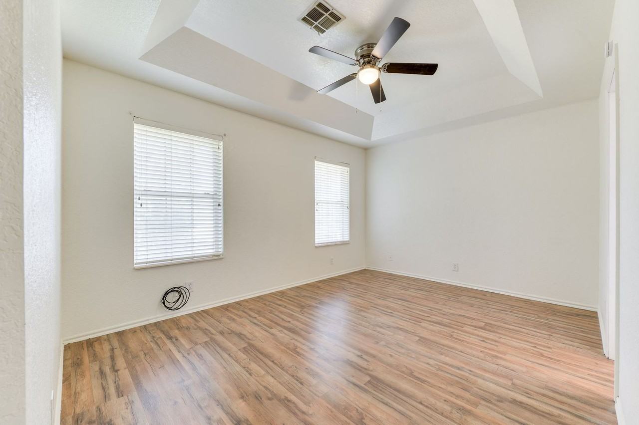 1829 Courtney Ln - Photo 5 of 21