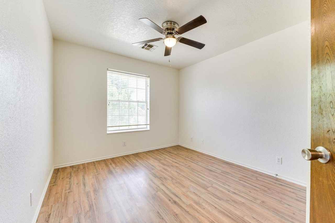 1829 Courtney Ln - Photo 7 of 21