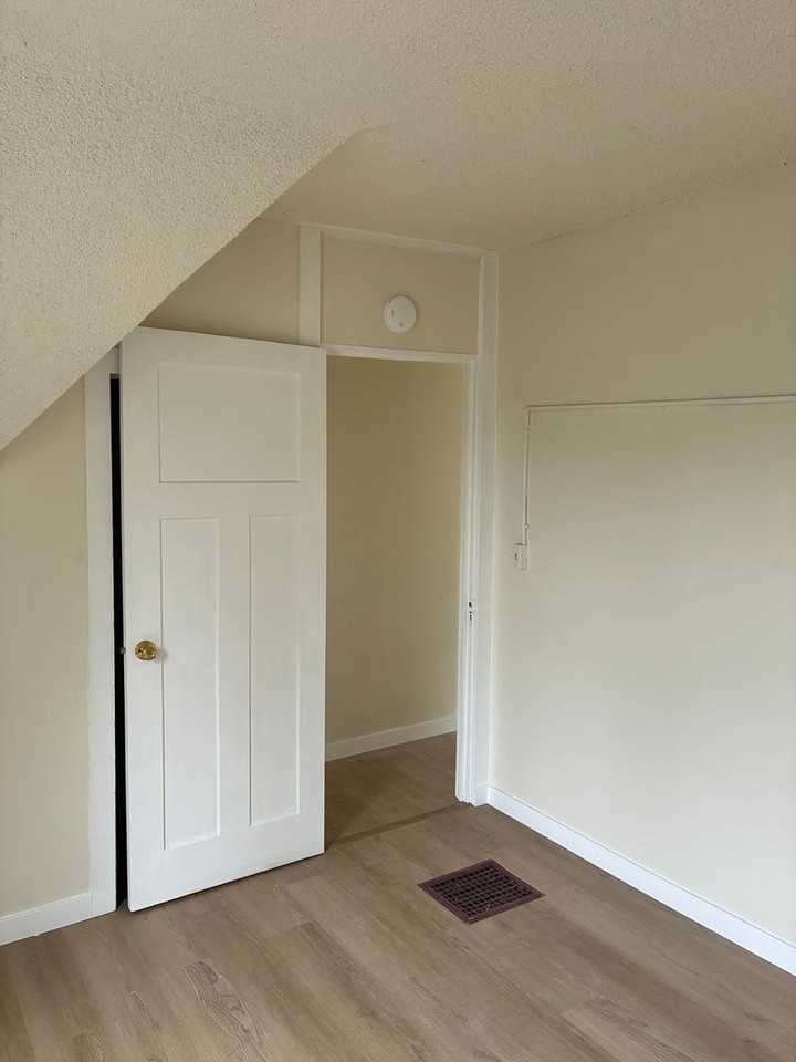 2204 B St - Photo 2 of 8
