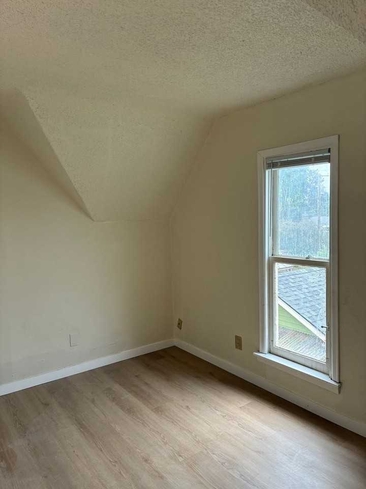 2204 B St - Photo 3 of 8