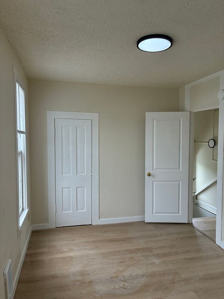 2204 B St - Photo 4 of 8