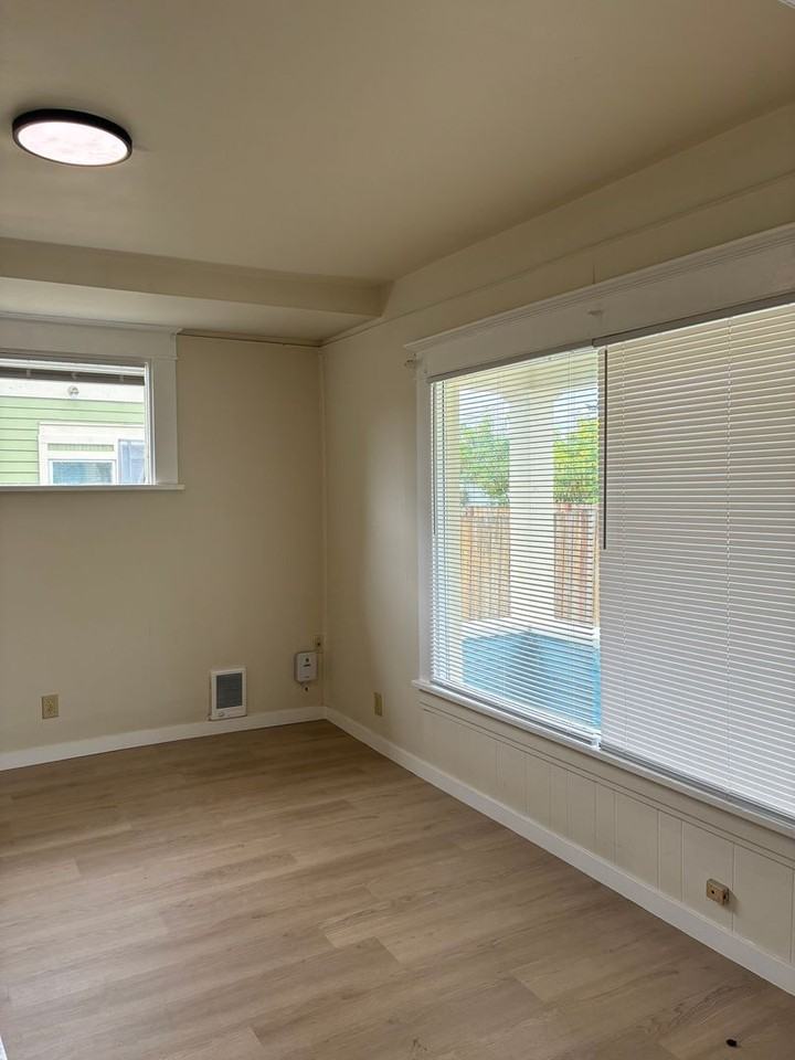 2204 B St - Photo 5 of 8