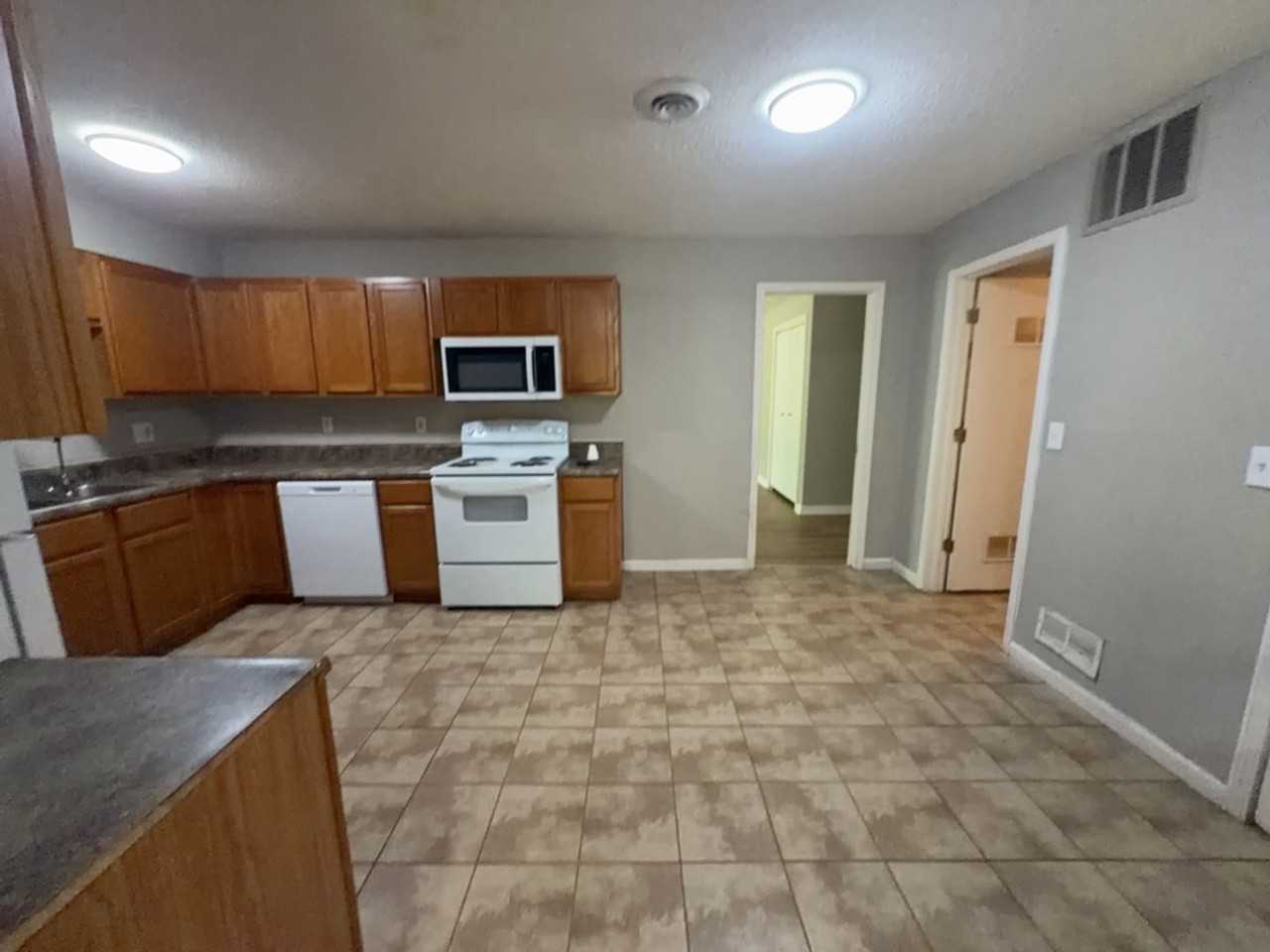 10805 Bennington Ave - Photo 4 of 18
