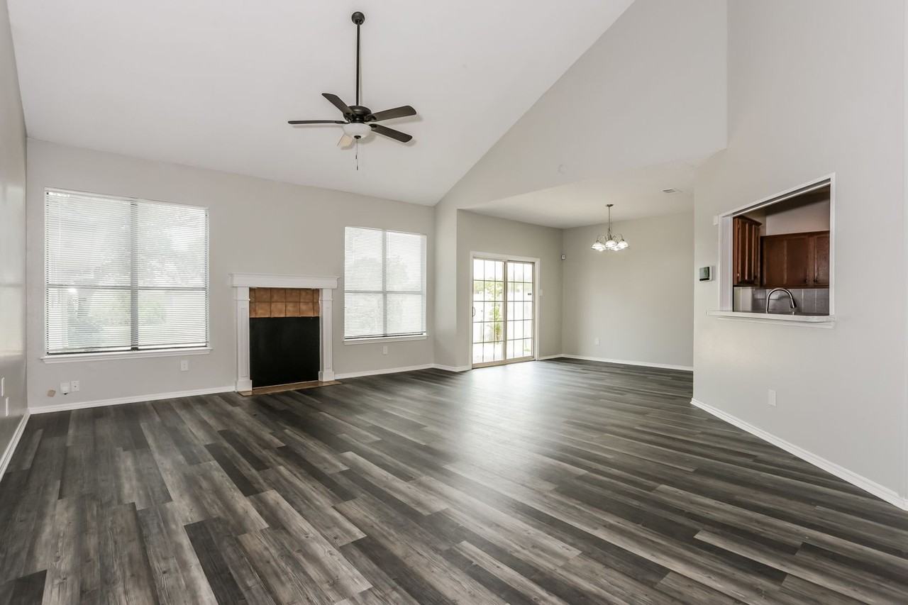 2313 Roanoke Cir - Photo 2 of 16