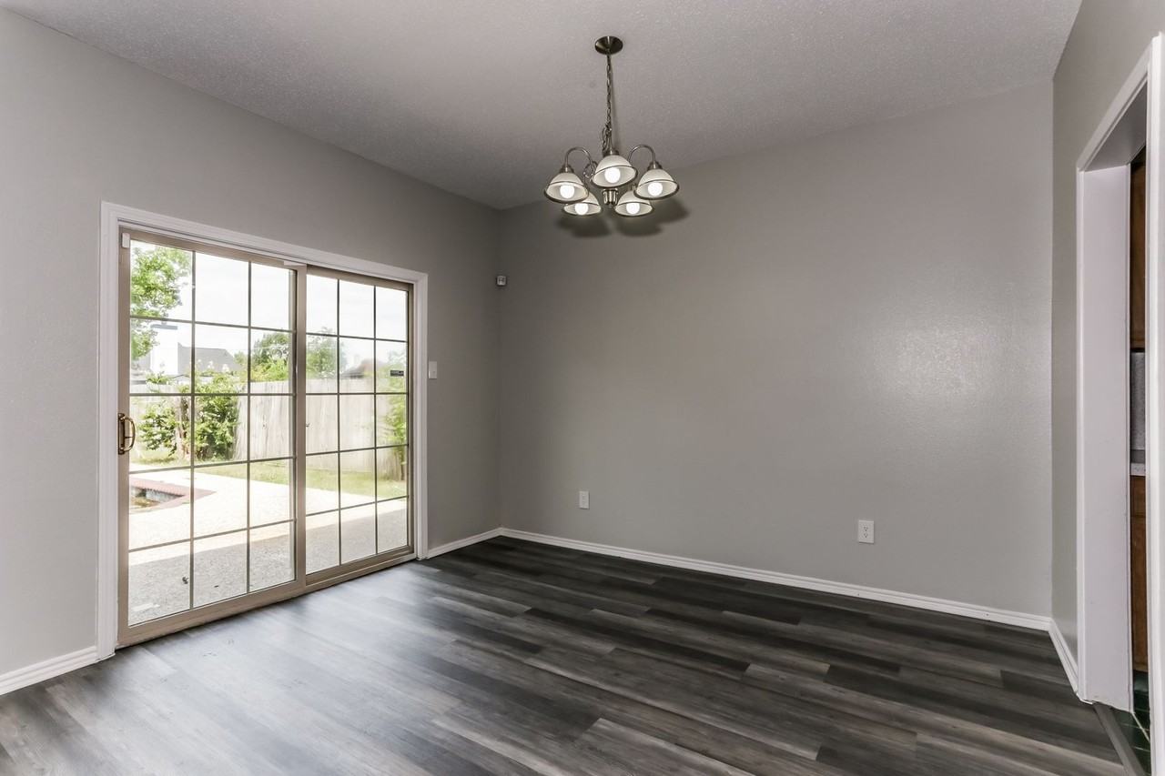 2313 Roanoke Cir - Photo 3 of 16