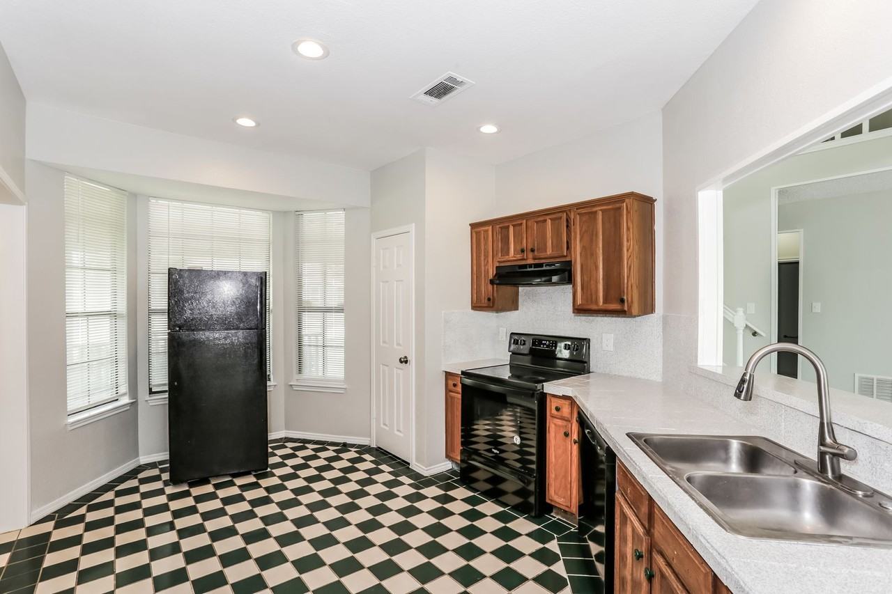 2313 Roanoke Cir - Photo 4 of 16