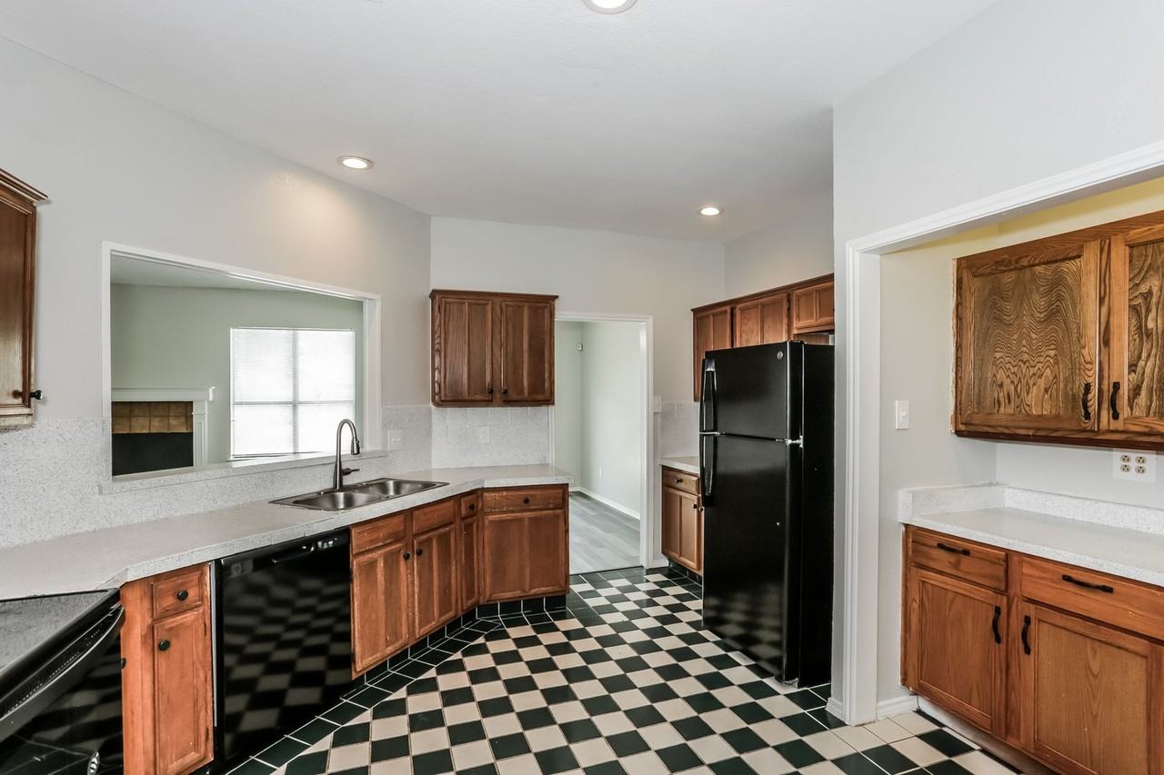 2313 Roanoke Cir - Photo 5 of 16