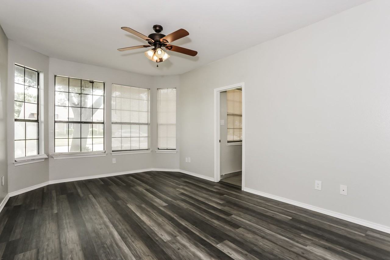 2313 Roanoke Cir - Photo 6 of 16