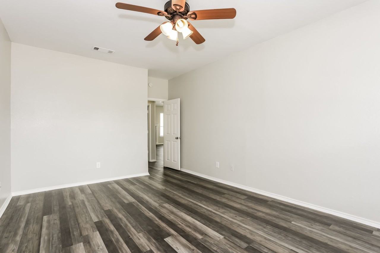 2313 Roanoke Cir - Photo 7 of 16