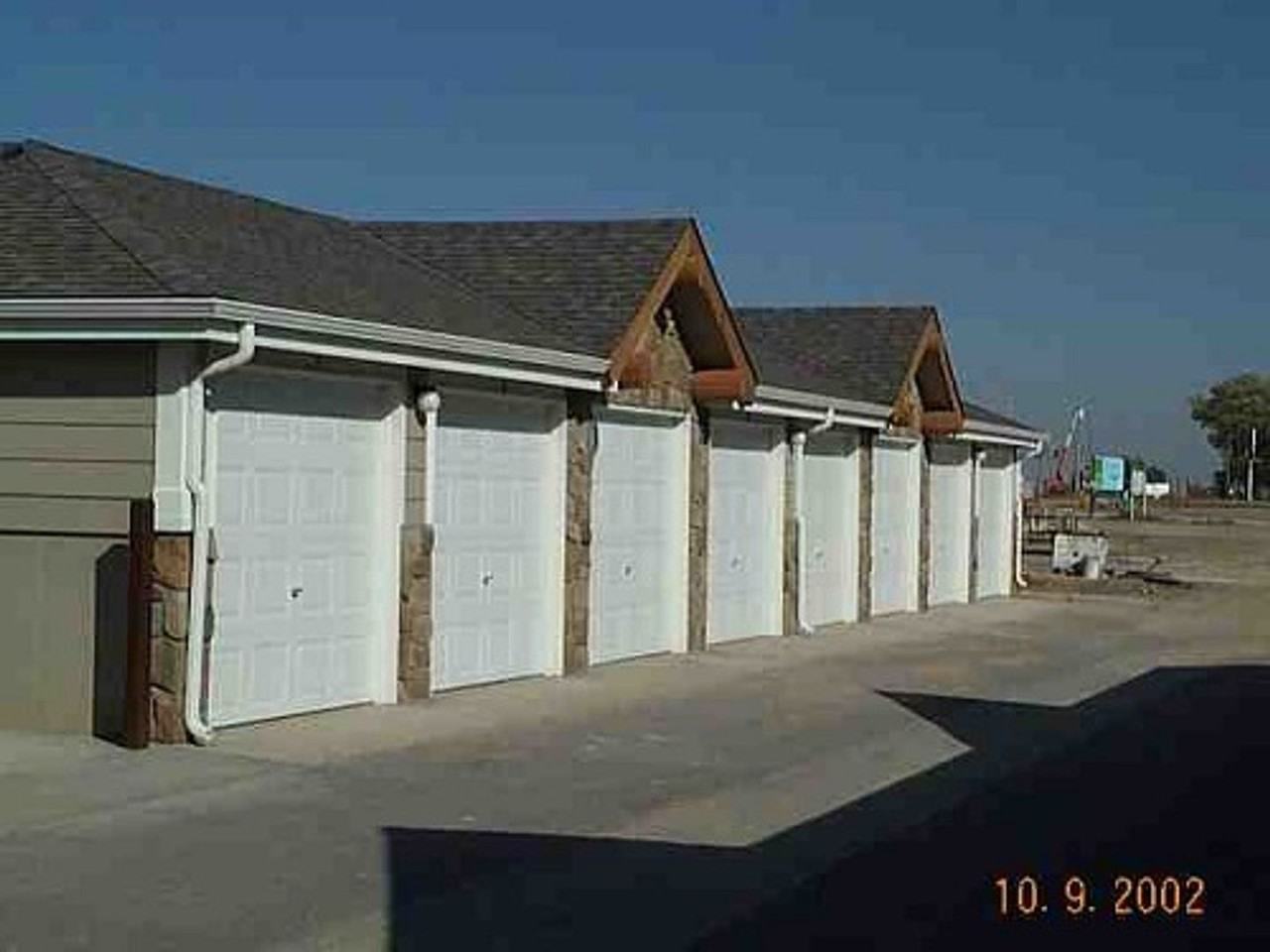 1301 Lake Cir - Photo 2 of 8