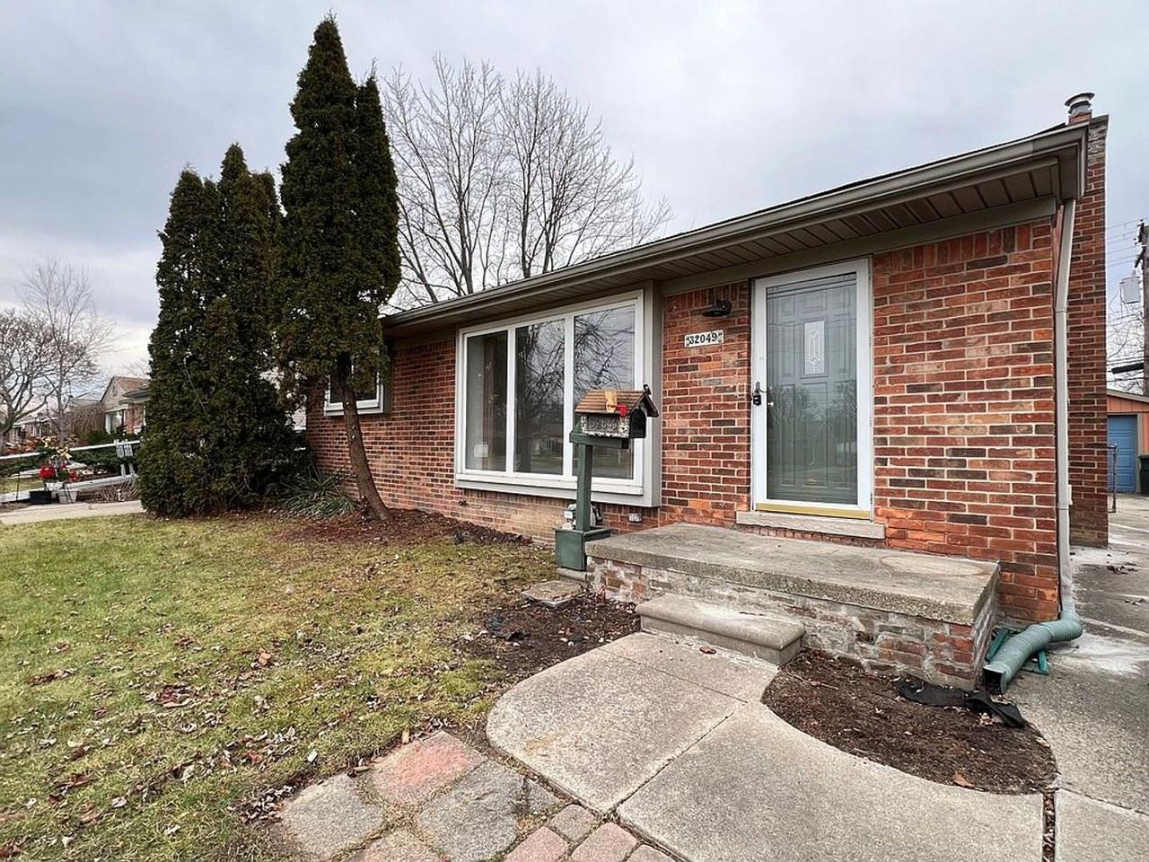 32049 Joy Rd - Photo 2 of 16