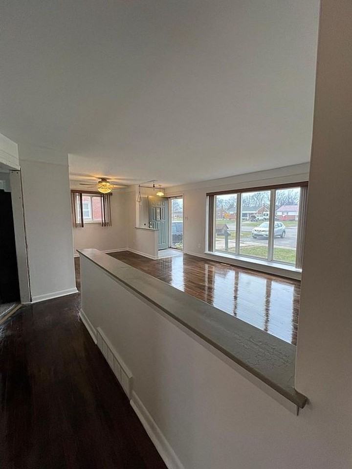 32049 Joy Rd - Photo 4 of 16