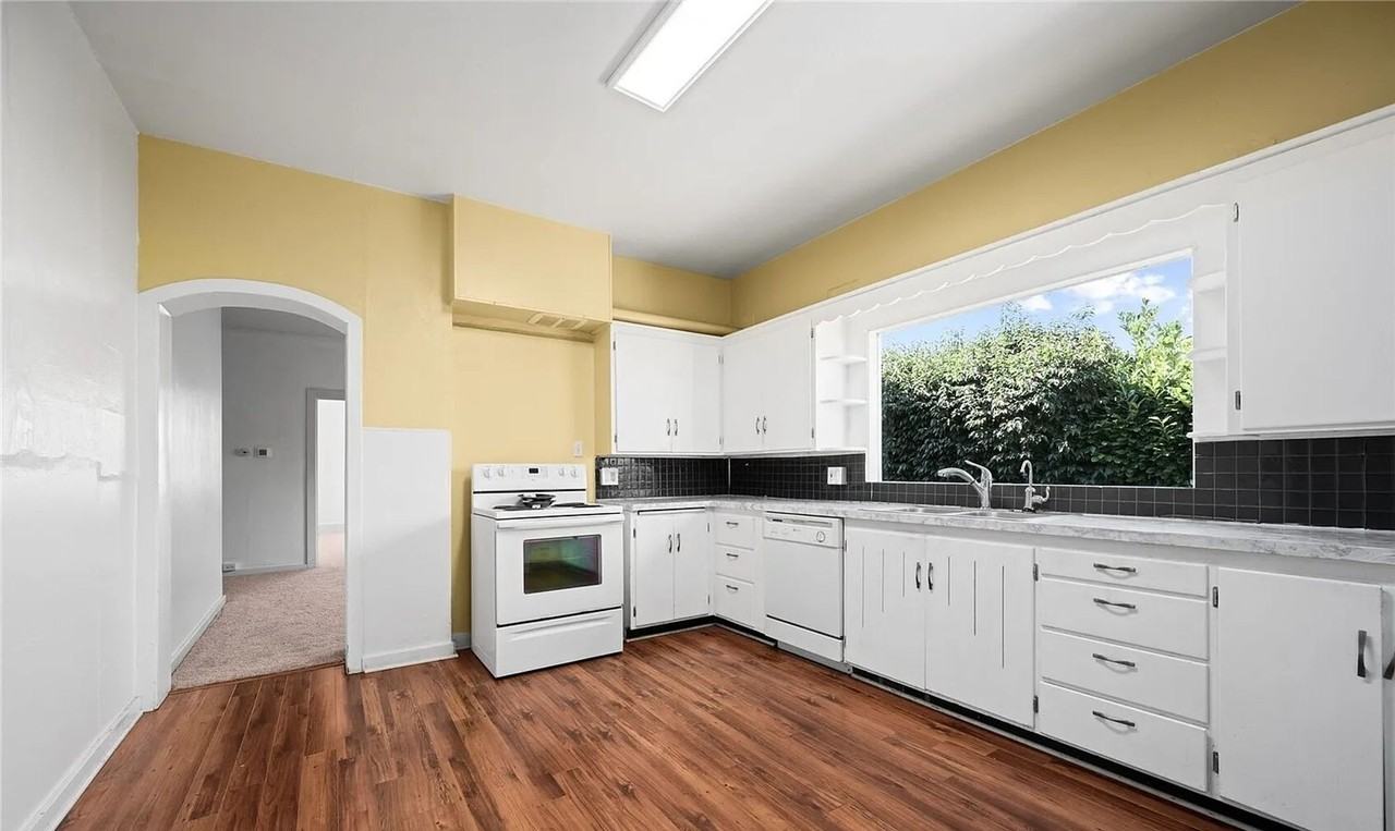 1502 E Maplewood Ave - Photo 3 of 29