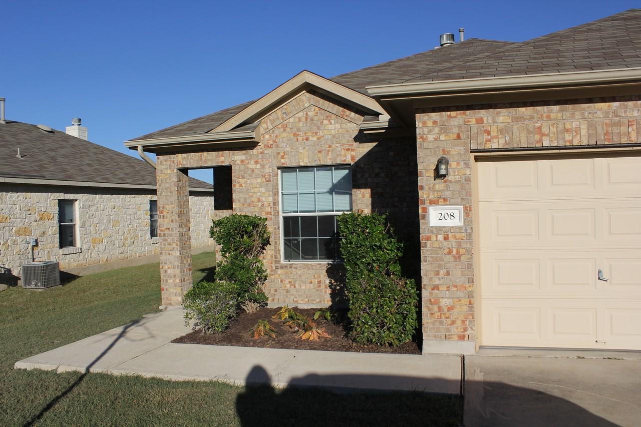 208 Firwood N - Photo 2 of 26