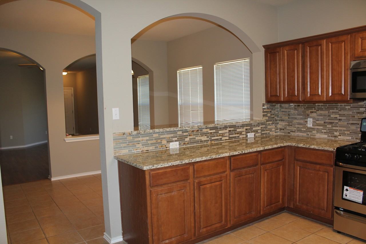 208 Firwood N - Photo 5 of 26