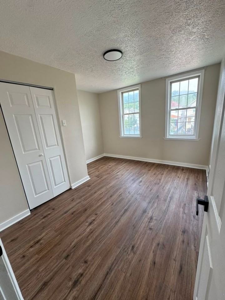 1124 Race St - Photo 4 of 10