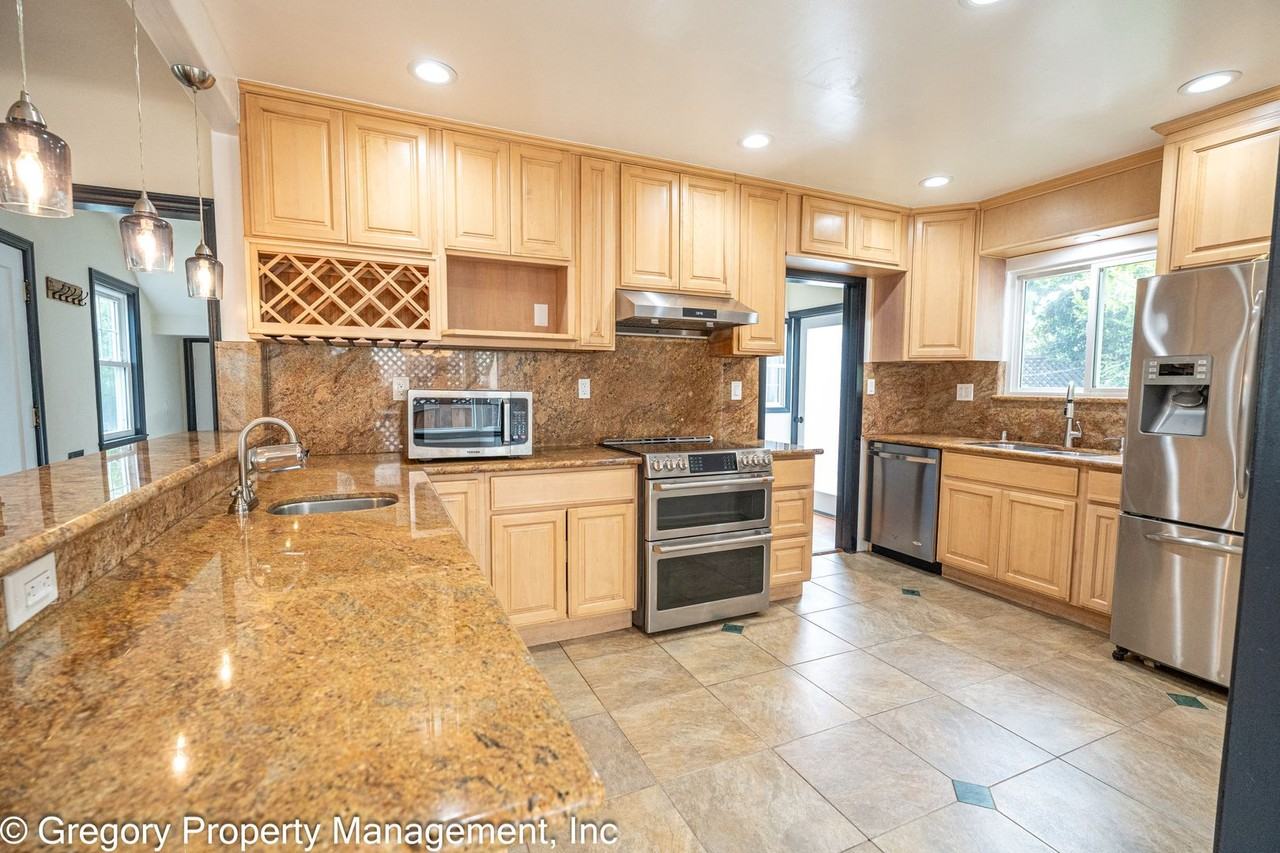 1805 Central Ave - Photo 6 of 23