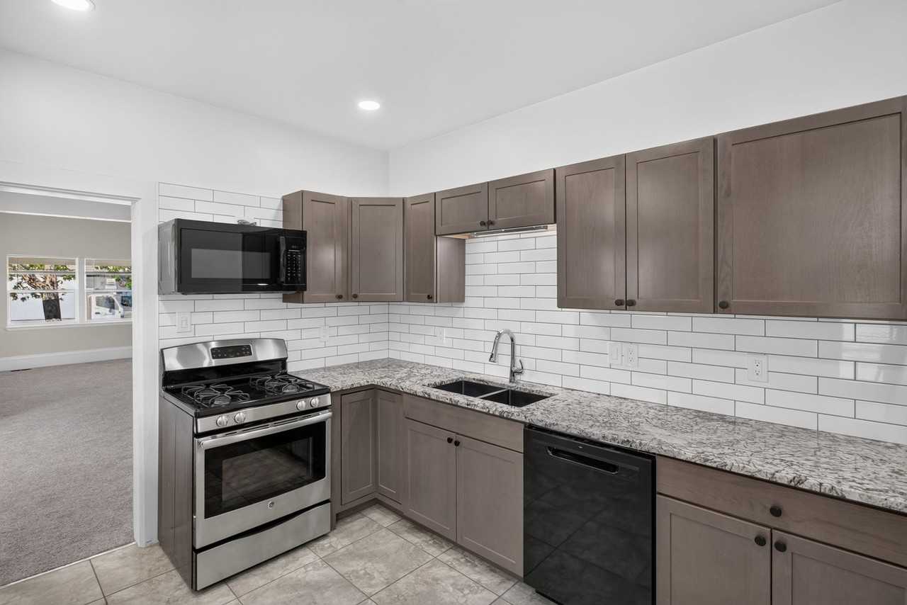 132 S Lincoln St - Photo 4 of 22