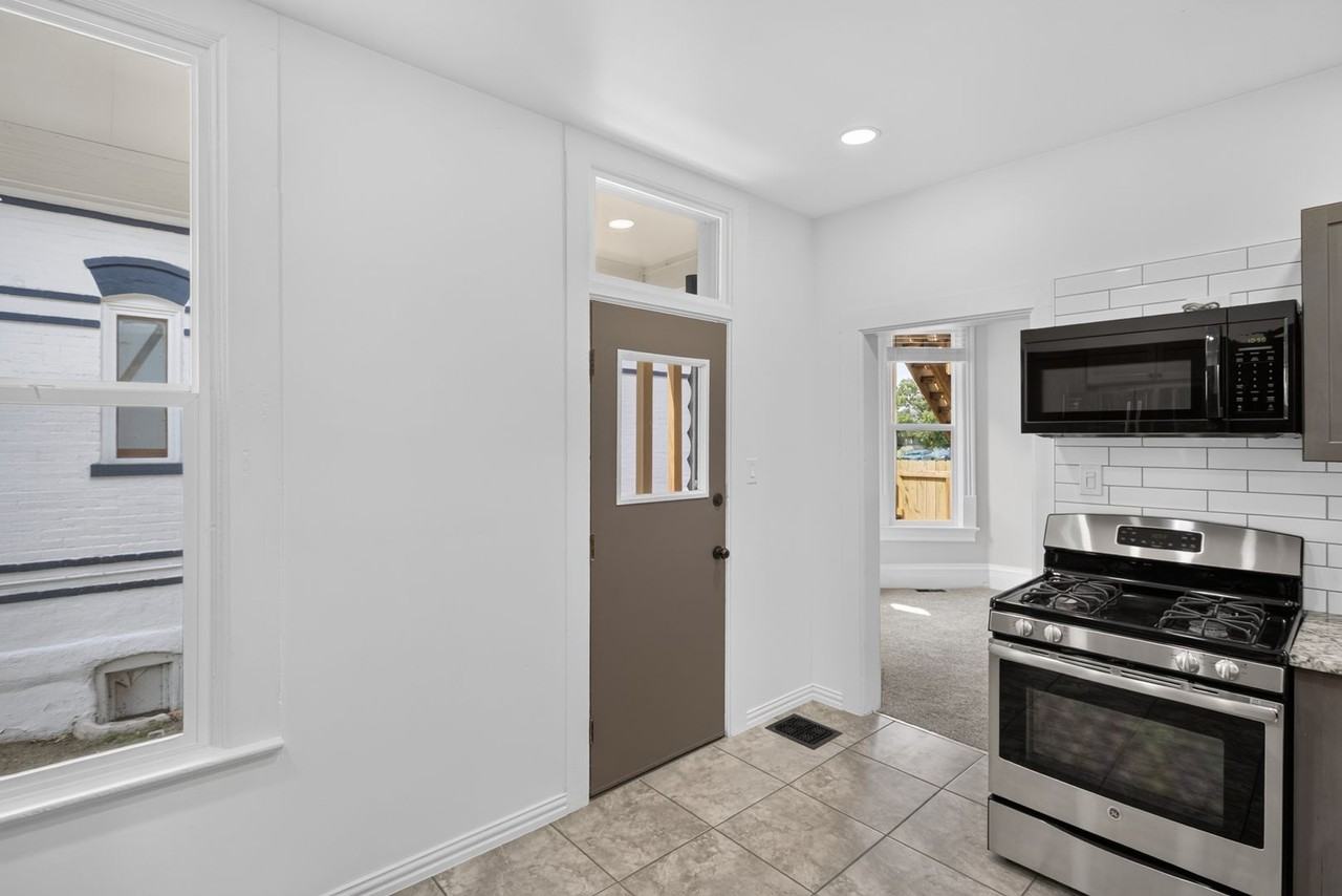 132 S Lincoln St - Photo 5 of 22