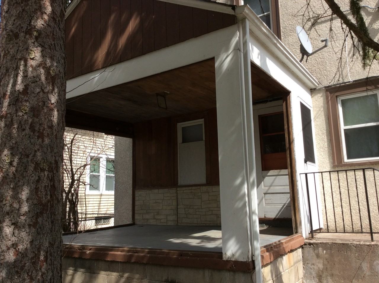 2931 Sheridan Ave N - Photo 2 of 9