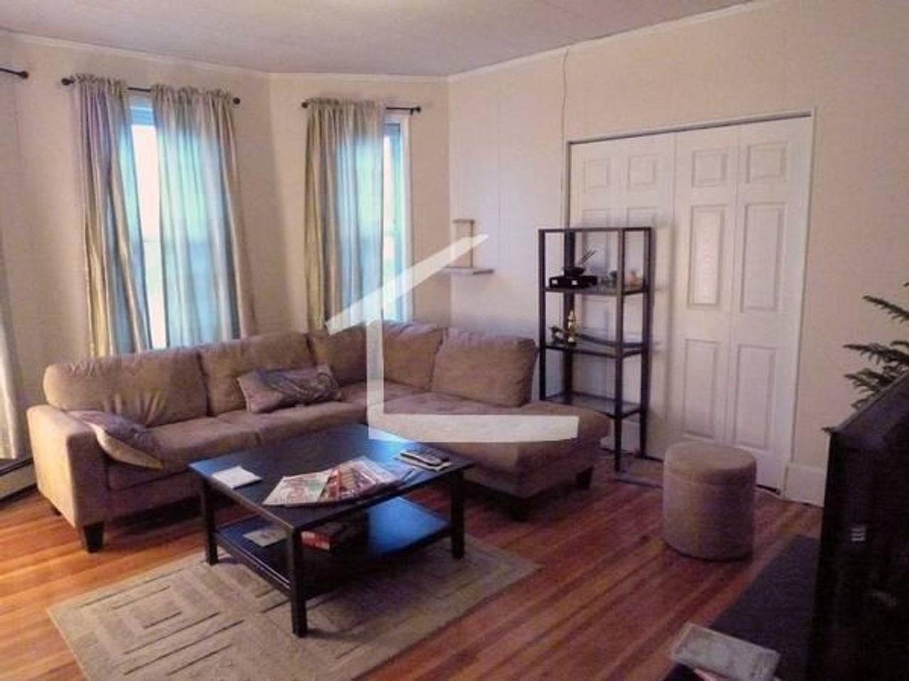 435 Washington St - Photo 2 of 7