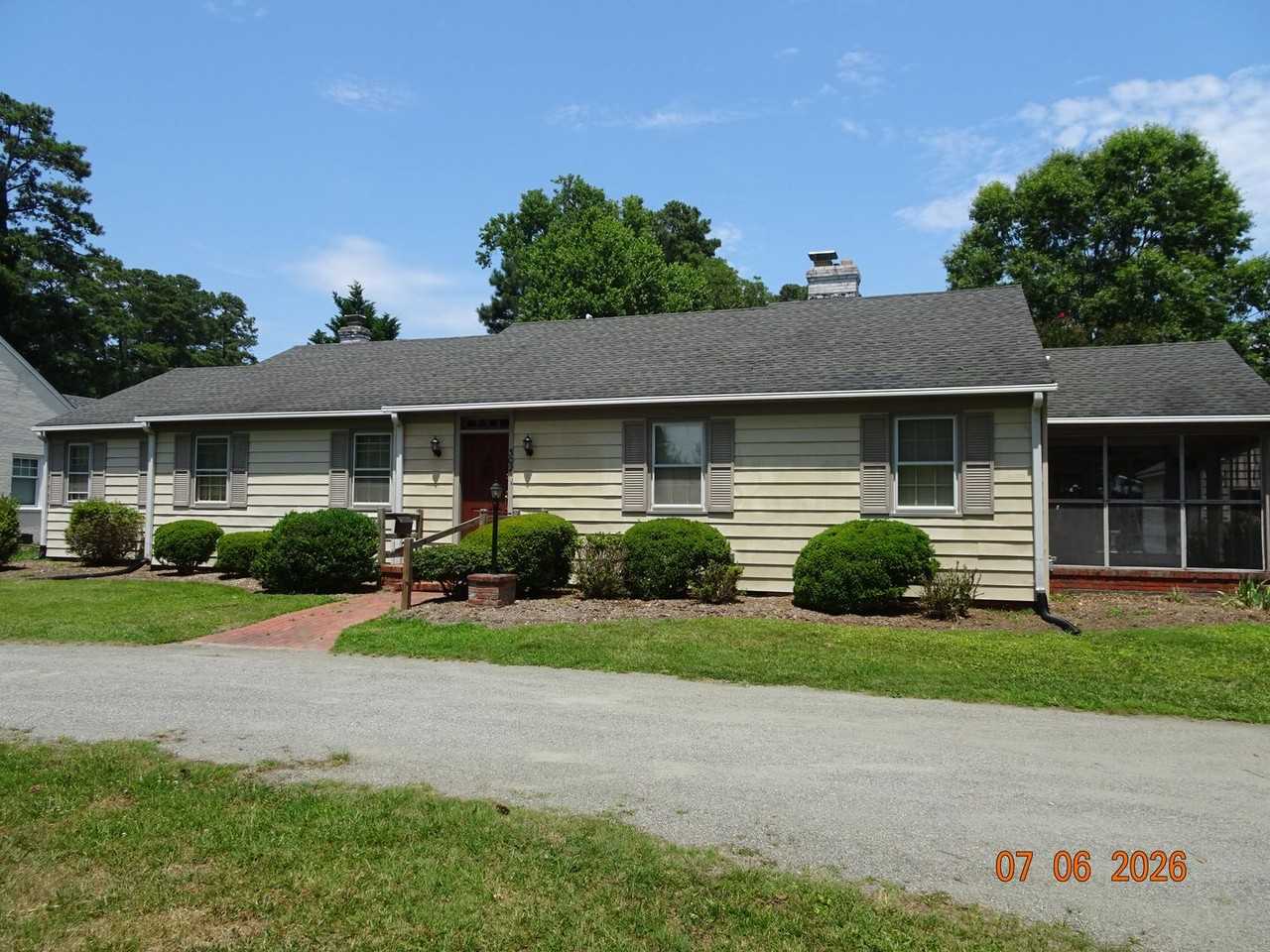 302 Riverside Dr - Photo 2 of 25